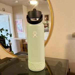 Willow - Limited Edition Speckled Boot 40oz Hydro Flask